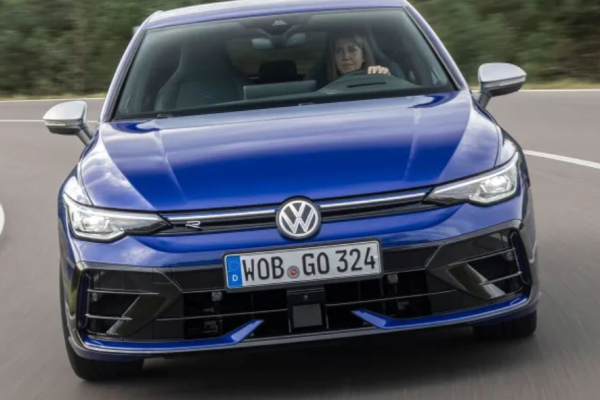 Dienos automobilio pasiūlymas: ugnimi alsuojantis „Volkswagen Golf R“ už labai draugišką kainą